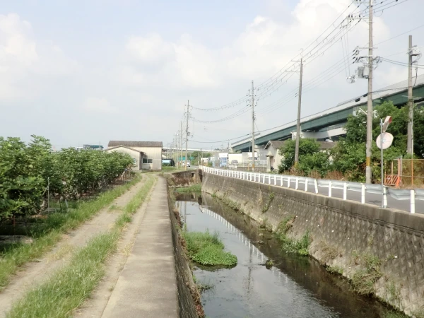 寺田大野で西から北へ流れる今池川