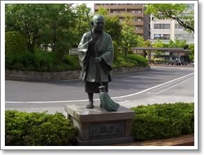 近鉄新田辺駅の一休像