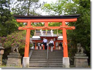 宇治神社の鳥居と拝殿