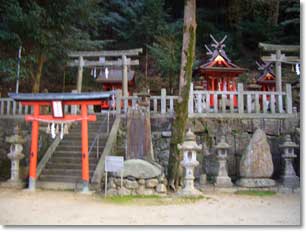 恋志谷神社と鳥居・石段