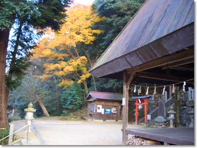 恋志谷神社境内