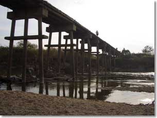 流れ橋（右岸側と木津川の流れ）