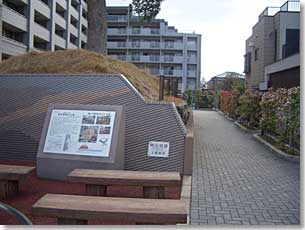 開田城跡の土塁跡の説明板