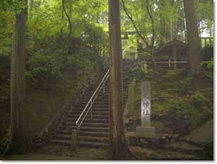 猿丸神社の表参道