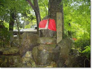 猿丸神社の表参道脇にある夫婦猿（自然石）