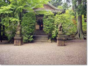 猿丸神社の本殿と本殿前の祭神の眷属である猿の石像