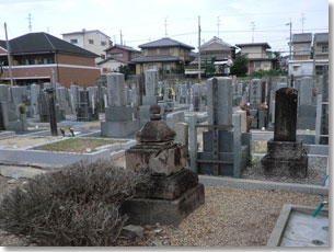 寺田共同墓地にある石塔