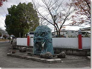 東院公園（向日市鶏冠井町上古）の北西にある鬼瓦のモニュメント葦