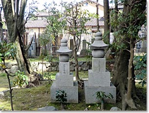 小野小町塚と深草少将供養塔（欣浄寺庭園内）