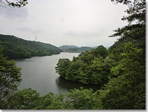 喜撰山の登山道から見た喜撰山ダム湖と堰堤