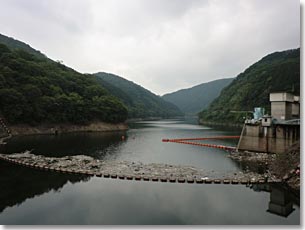 堰堤から見た天ケ瀬ダムのダム湖