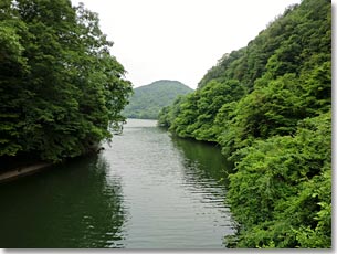 寒谷川・多田橋から見た喜撰山と喜撰山ダム湖