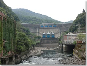 白虹橋から見た天ケ瀬ダム堰堤・発電所・水利実験所）