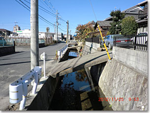 上狛集落の環濠跡水路（南側中央部）