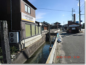 上狛集落の環濠跡水路（南側西部）