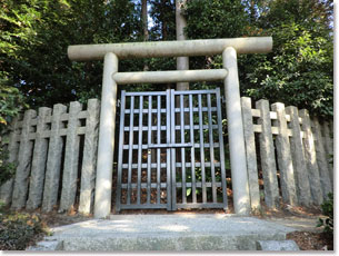 安積親王陵墓の鳥居・門扉