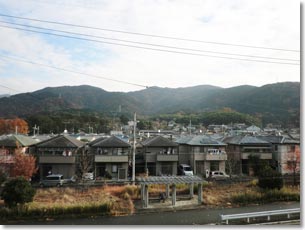 宇治市木幡平尾から見た日野山