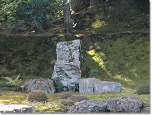 三宝院・庭園の藤戸石