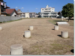 〔長岡京跡〕朝堂院公園柱位置復元柱