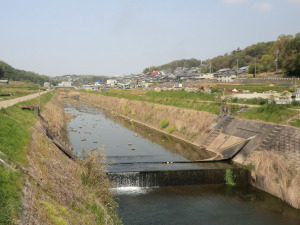 七条橋から見た山田川上流と柘榴集落