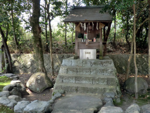 鹿の台団地の西にある龍王社の祠と石