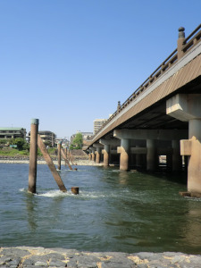 東詰上流側から見た宇治橋・橋脚