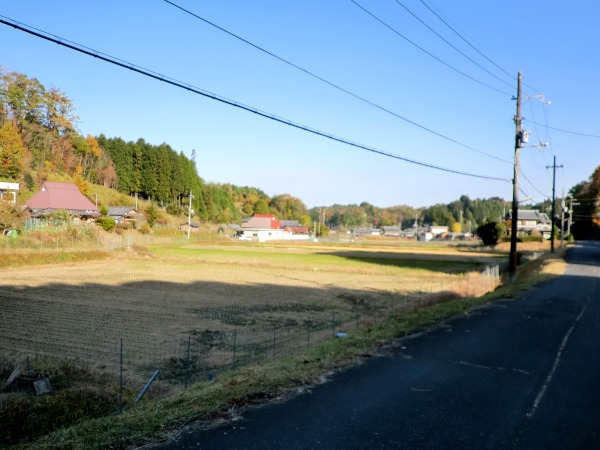 峠先に広がる野殿の集落