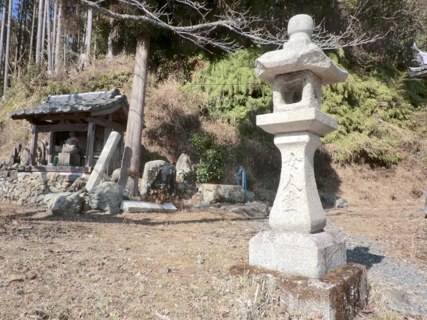 炭山・女人堂の石灯篭と小堂