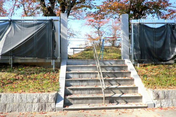 藤原百川公の墓・東側階段