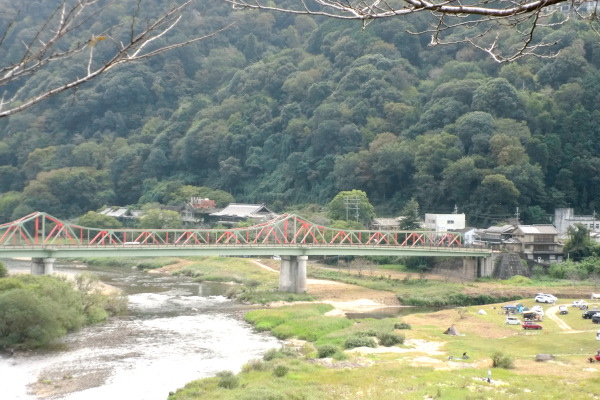 切山地区から見た笠置浜と笠置大橋