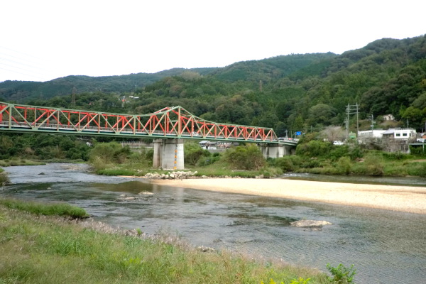 木津川左岸から見た右岸の笠置浜