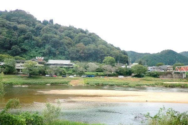 木津川右岸から見た左岸の笠置浜