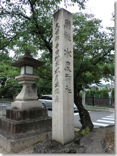 水度神社表参道の石柱