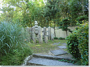 松花堂庭園内にある女郎花塚（塚の入口から撮影）