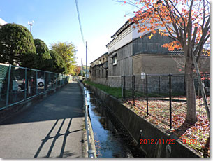上狛小学校南側の水路(西から撮影)
