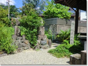 和泉式部の墓がある寺の境内西の石碑・石柱