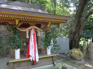 日出神社の本殿と神石（雨乞い石）