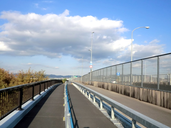 新木津川橋下流側の歩行者・二輪車レーン